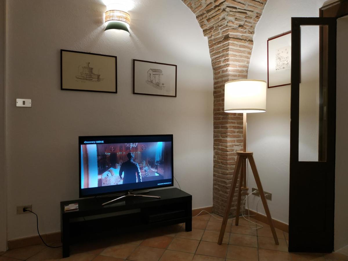 Bed And Breakfast In Piazza Orazio Venosa Bagian luar foto