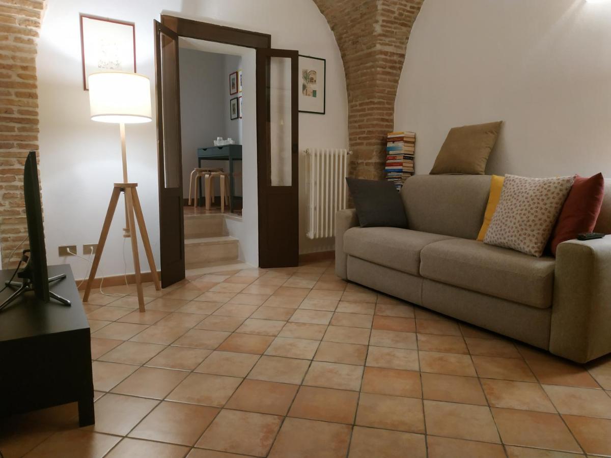 Bed And Breakfast In Piazza Orazio Venosa Bagian luar foto