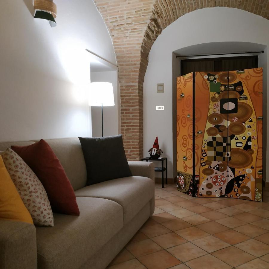 Bed And Breakfast In Piazza Orazio Venosa Bagian luar foto